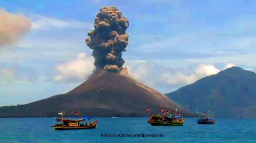 krakatau-erupting-on-august-2012